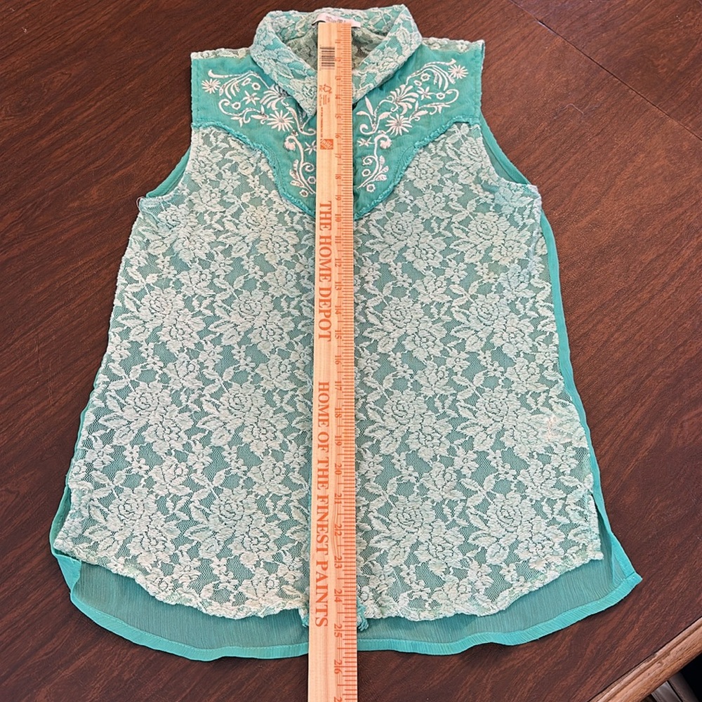 Miss Me Sheer Lace Sleeveless Button Up Top - Picture 4 of 5
